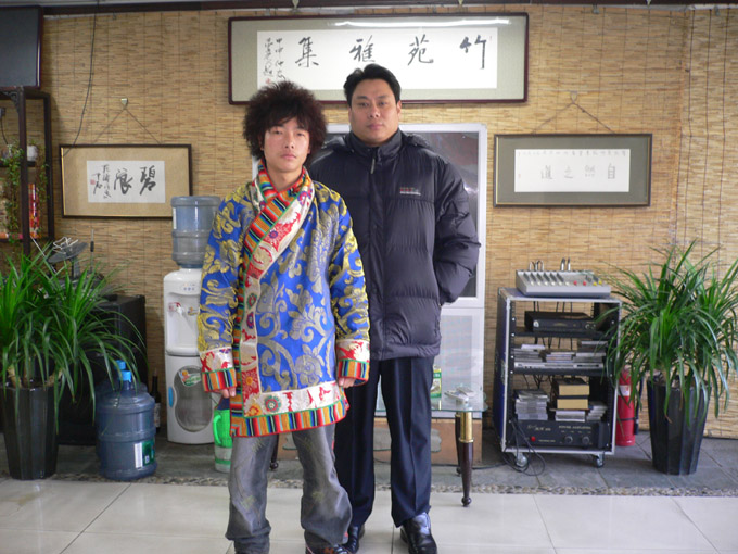 竹苑董事长苑涛与桑吉才让合影